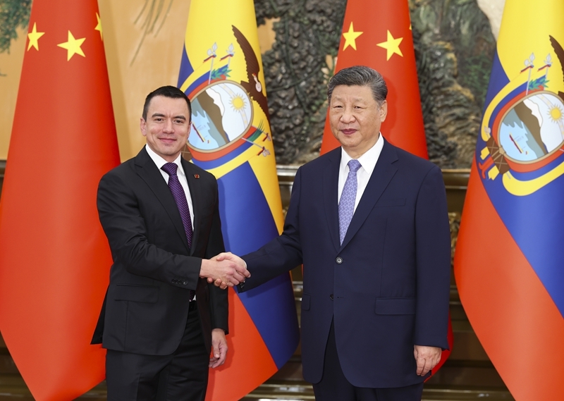 习近平会见厄瓜多尔总统诺沃亚
