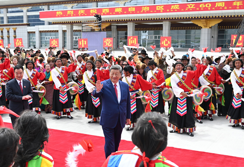习近平在出席西藏自治区成立60周年庆祝活动后返回北京