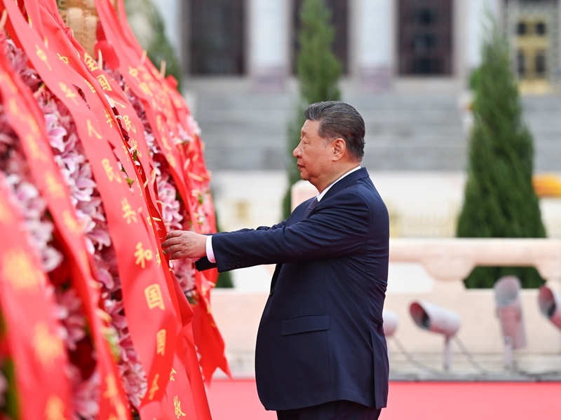 习近平等党和国家领导人出席烈士纪念日向人民英雄敬献花...