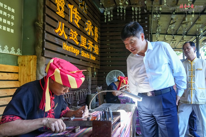刘小明在保亭调研：全面推进乡村振兴 助力高质量发展